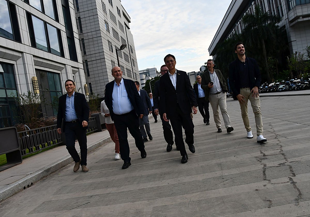 El vicepresidente primero de la Junta, José Luis Martínez Guijarro y el presidente de la Diputación de Cuenca, Álvaro Martínez Chana han visitado las instalaciones de la multinacional china Kingfa
