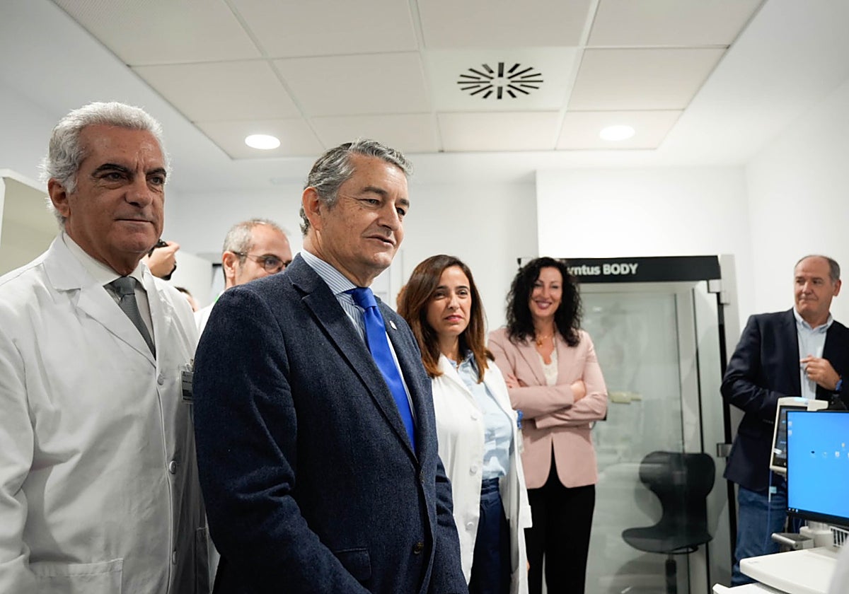 Antonio Sanz durante su visita al nuevo centro de consultas del Hospital Torrecárdenas de Almería