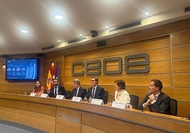 Velázquez reivindica en la CEOE el «liderazgo» de Toledo en políticas pioneras en materia de turismo y revitalización de cascos históricos