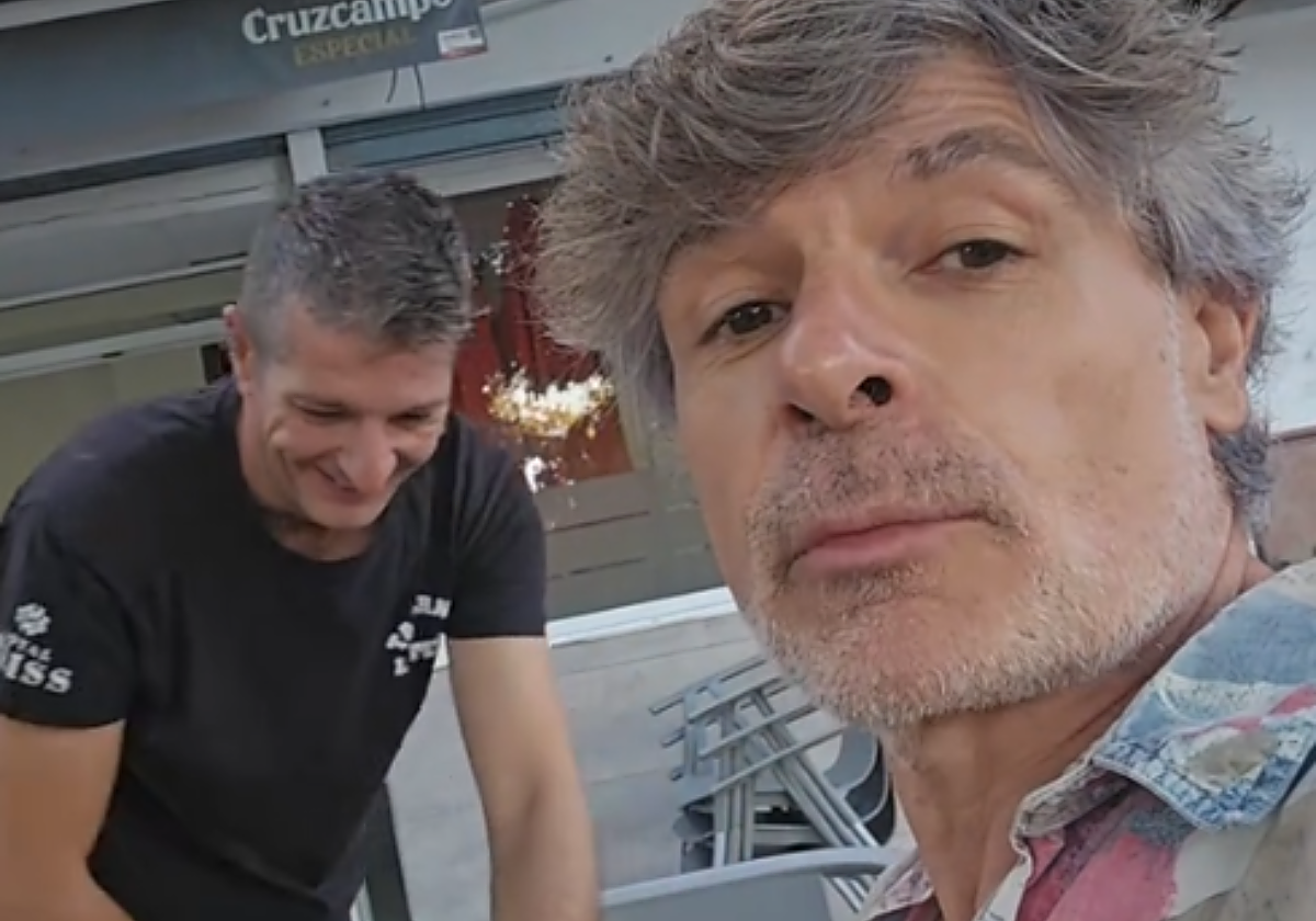 Nacho Guerreros en una cafetería de Córdoba