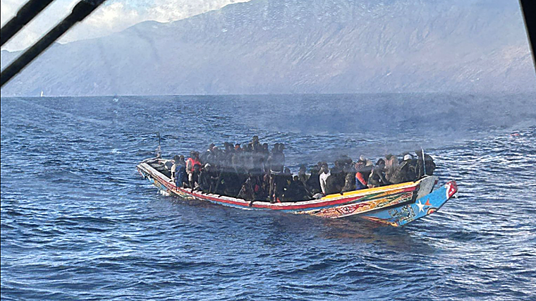 Rescatados dos cayucos e inmigrantes sobre balsas de bidones en El Hierro
