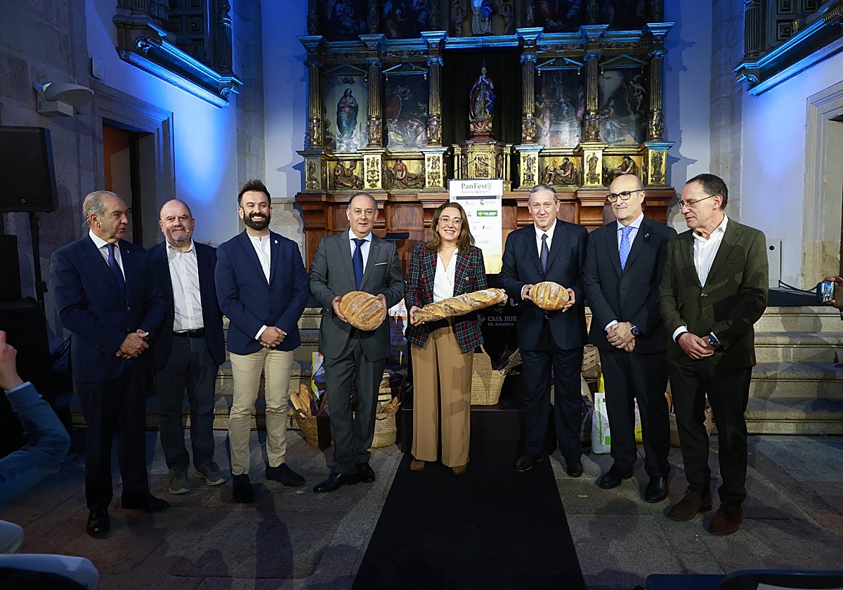 Participantes en la inauguración, entre ellos el director de Madrid Fusión, Benjamín Lana; el director general de Caja Rural de Zamora, Cipriano García, y la consejera de Agricultura, María González Corral