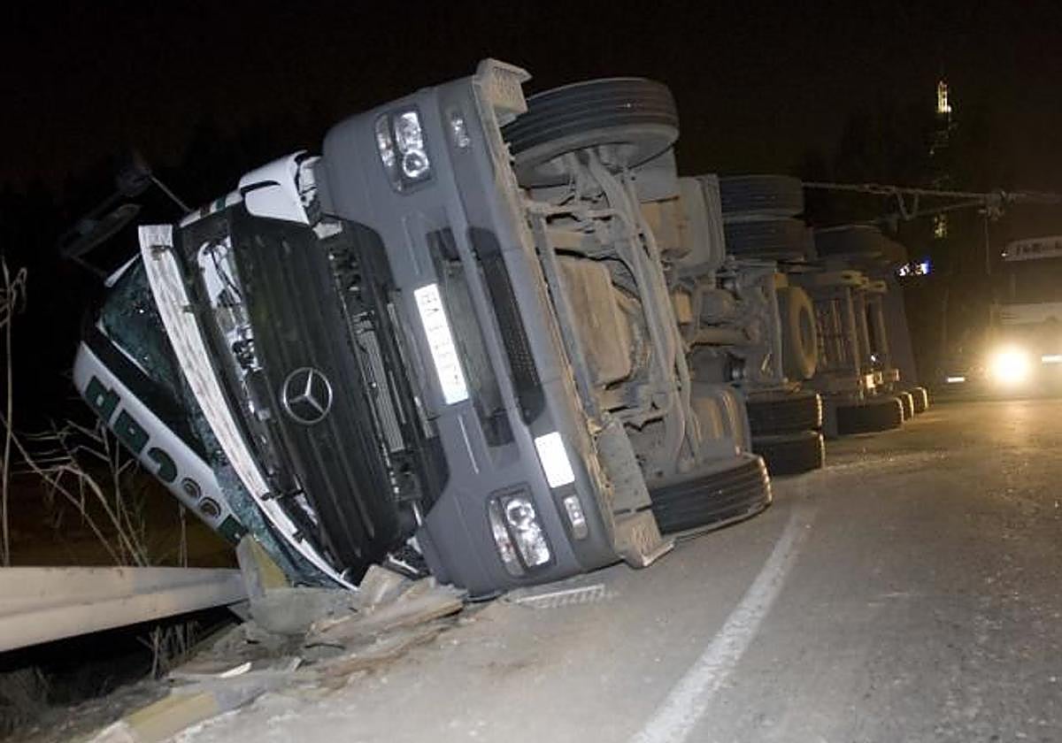 Imagen de archivo de un accidente de un camión en Andalucía
