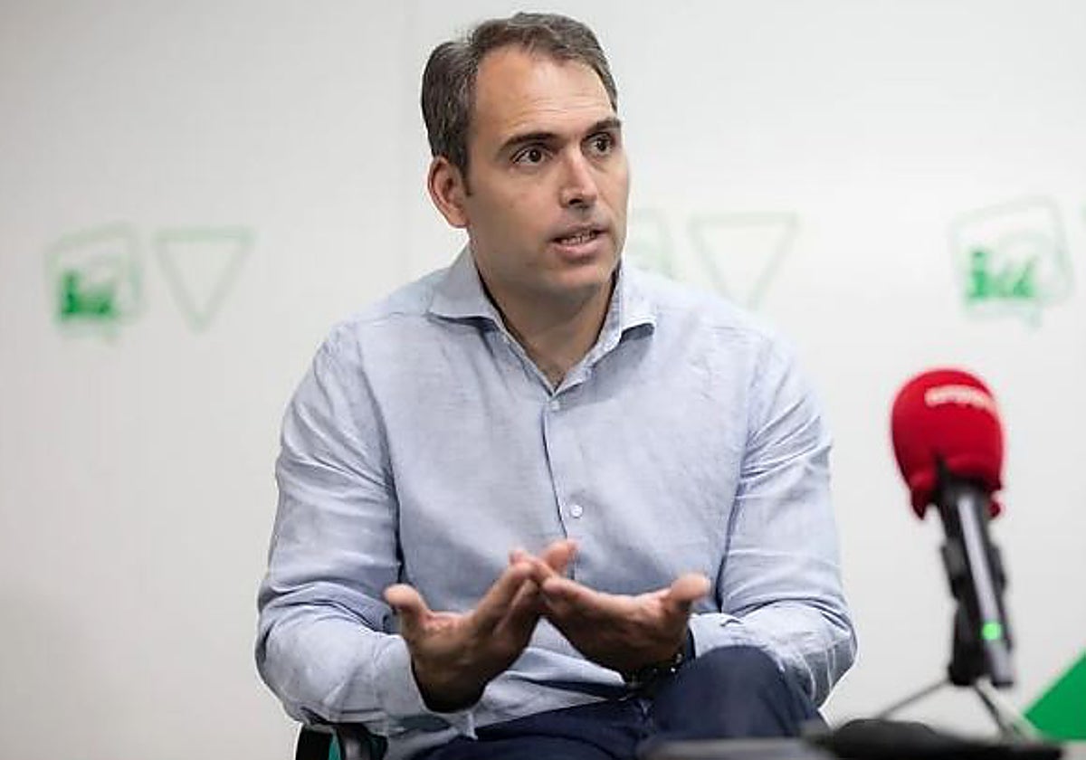 Toni Valero, durante una rueda de prensa en la sede de IU-CA