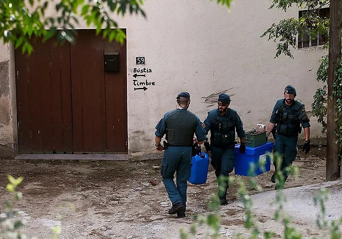 Agentes de la Guardia Civil con el material intervenido durante uno de los registros de la operación Judas