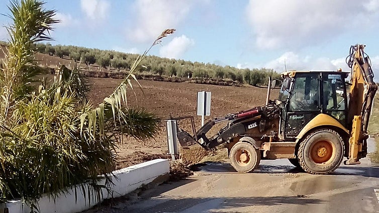La Diputación de Córdoba mantiene dos tramos de carretera cortados por la borrasca Claudia