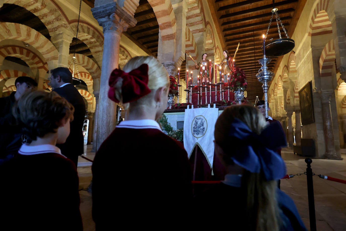 Los colegios de la Fundación Santos Mártires honran a los patronos de Córdoba en la Catedral, en imágenes