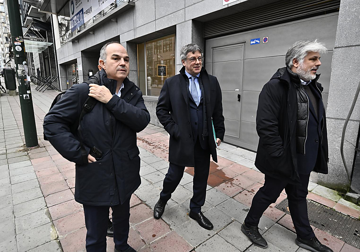 Jordi Turull, Carles Puigdemont y Albert Batet, en Bruselas, antes de una reunión celebrada en el mes de diciembre de 2024
