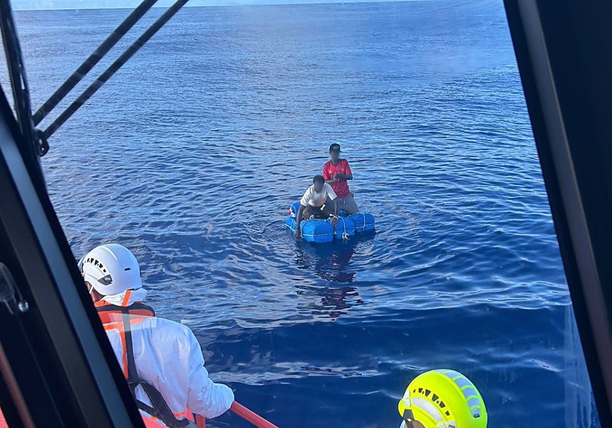La Salvamar Navia localizó a los dos hombres a bordo de unos bidones.