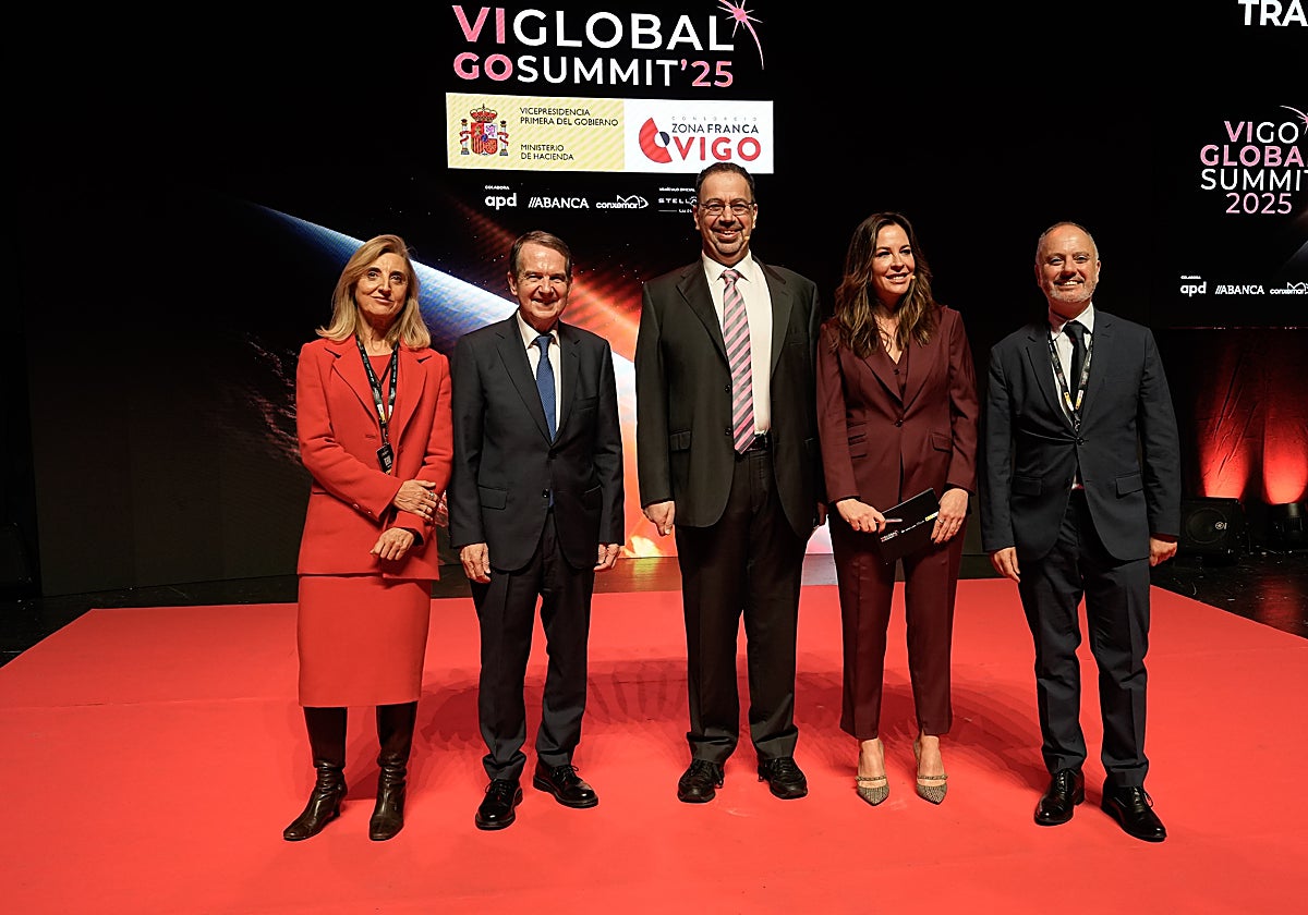 El alcalde de Vigo (izq.) posa junto al Premio Nobel de Economía 2024, en el centro, y el responsable de la Zona Franca (der.)