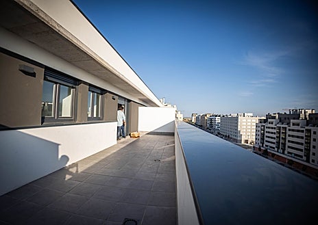 Imagen secundaria 1 - Los agentes arrestan a los cabecillas de la célula del Tren de Aragua; en las fotos inferiores, la terraza de uno de los áticos del bloque y los vecinos protestan contra los okupas, en agosto de 2024