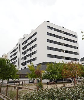 Imagem Secundária 2: Vizinhos protestam contra posseiros, agosto de 2024; Nas fotos abaixo, os agentes prendem os líderes da célula do Trem Aragua enquanto a unidade é vista de fora.