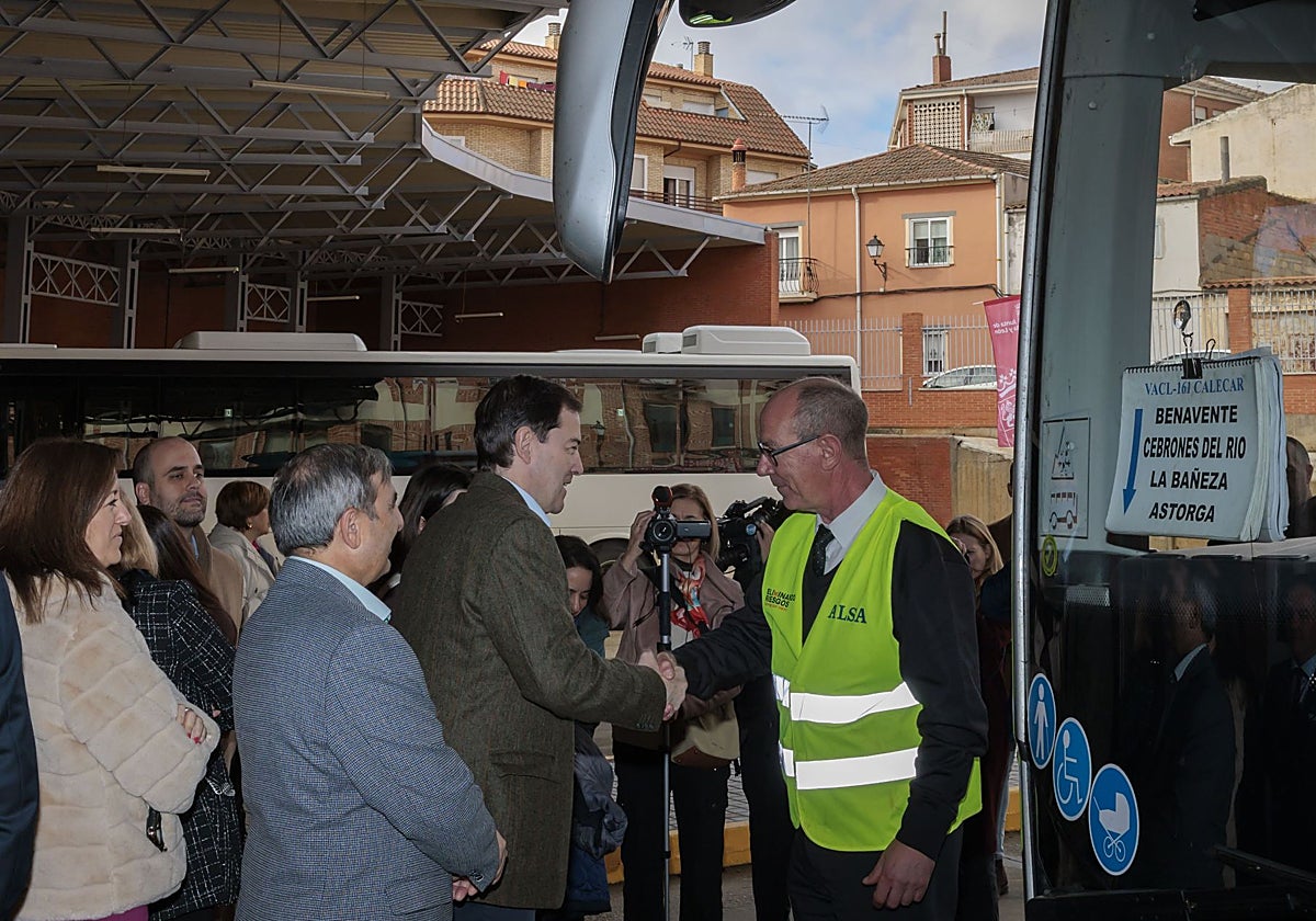 El presidente de la Junta saluda a uno de los conductores en la nueva estación de autobuses de Benavente