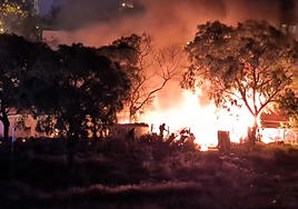 Dos personas resultan heridas en el incendio de un asentamiento chabolista en Barcelona