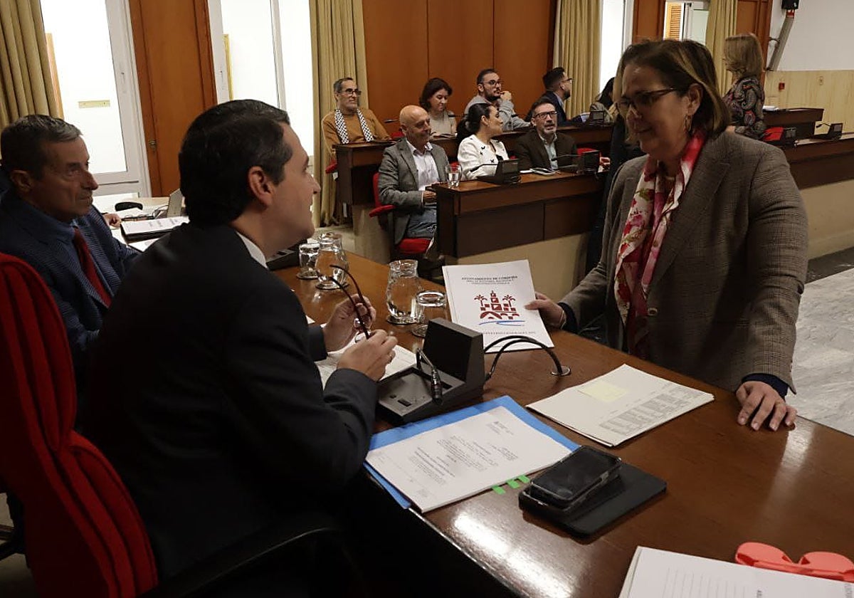 La delegada de Hacienda, Blanca Torrent, conversa con el alcalde de Córdoba, José María Bellido en el Pleno