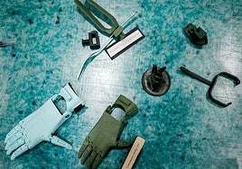 Tres empresas se alían para producir prótesis a partir de redes de pesca recicladas