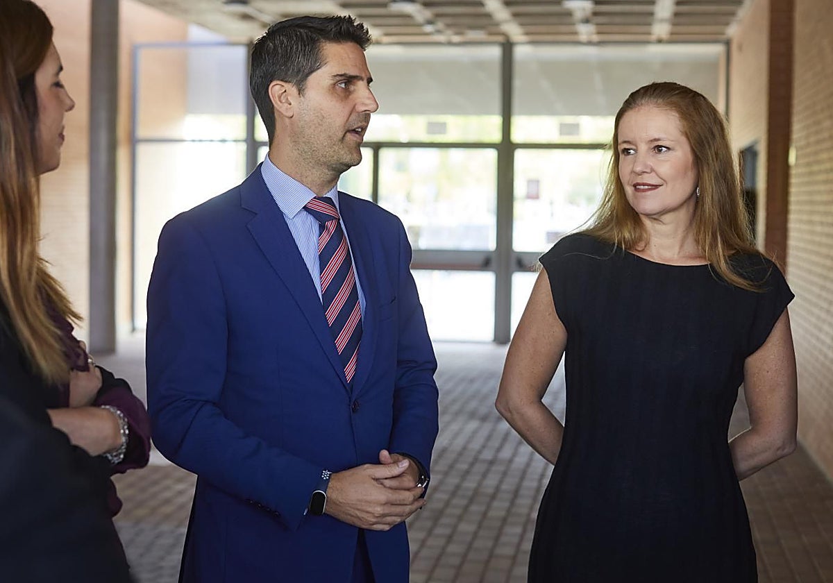 La consejera Ana Dávila, junto al titular de Educación, Emilio Viciana