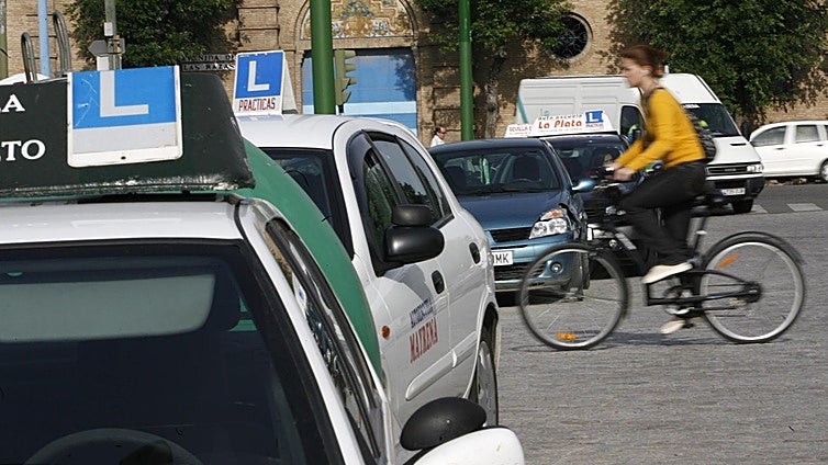 Así será la nueva ayuda para sacarse en carnet de conducir en Andalucía: quiénes podrán solicitarla