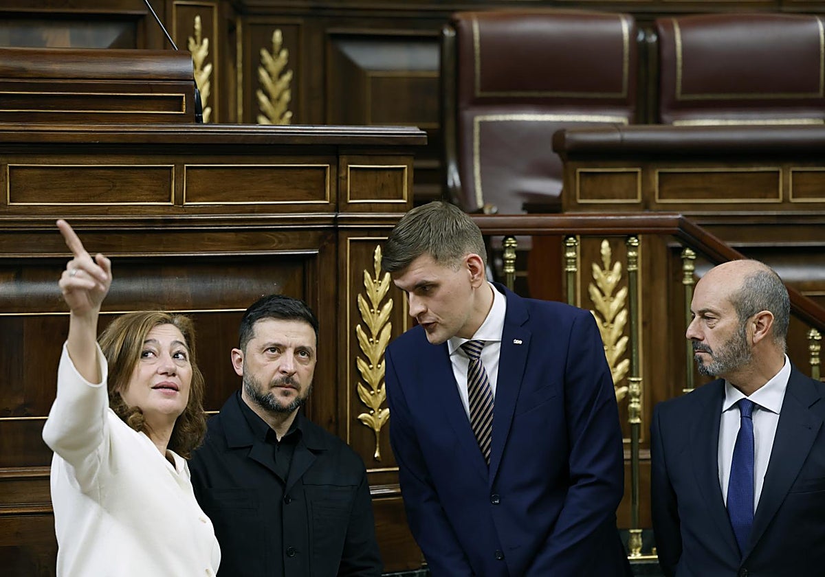 Armengol y Rollán enseñan a Zelenski, acompañado de su traductor, los impactos de bala que dejó el 23-F en el Hemiciclo