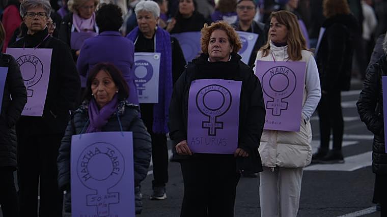La marcha la han abierto mujeres que portaban el nombre de asesinadas en casos de violencia de género