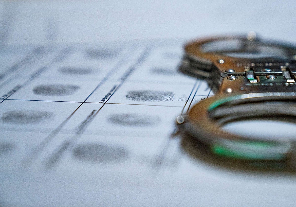 Esposas para trasladar a los detenidos, en una imagen de archivo