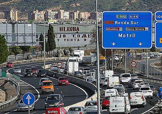 Circunvalación de Granada, por donde desde el Área Metropolitana entran coches a la capital y a su Zona de Bajas Emisiones