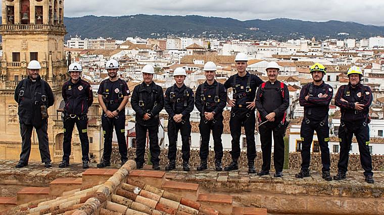 Foto de grupo de la delegación de la Brigada de Bomberos gala con miembros del Cabildo en las cubiertas