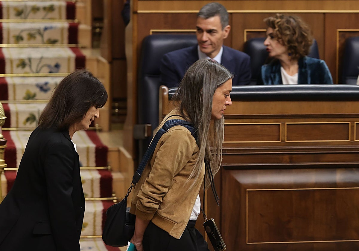 La portavoz del Grupo Parlamentario Junts per Catalunya en el Congreso, Míriam Nogueras, pasa por delante del presidente del Gobierno, Pedro Sánchez