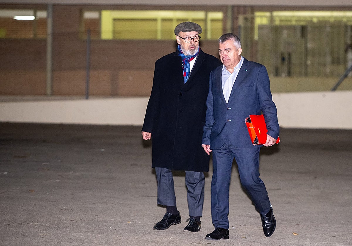 Santos Cerdán, al salir de prisión junto a su abogado Jacobo Teijelo