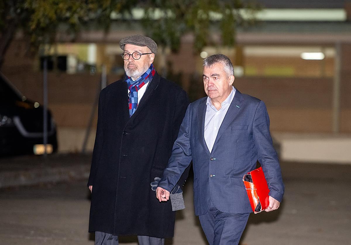 Santos Cerdán, a la derecha, junto a su abogado, sale de la prisión de Soto del Real