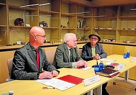 El rector de la Universidad de Burgos, José Miguel García Pérez, el presidente de la Fundación Atapuerca, Antonio Miguel Mendéz Pozo, y su vicepresidente, Eudald Carbonero, durante la firma del convenio