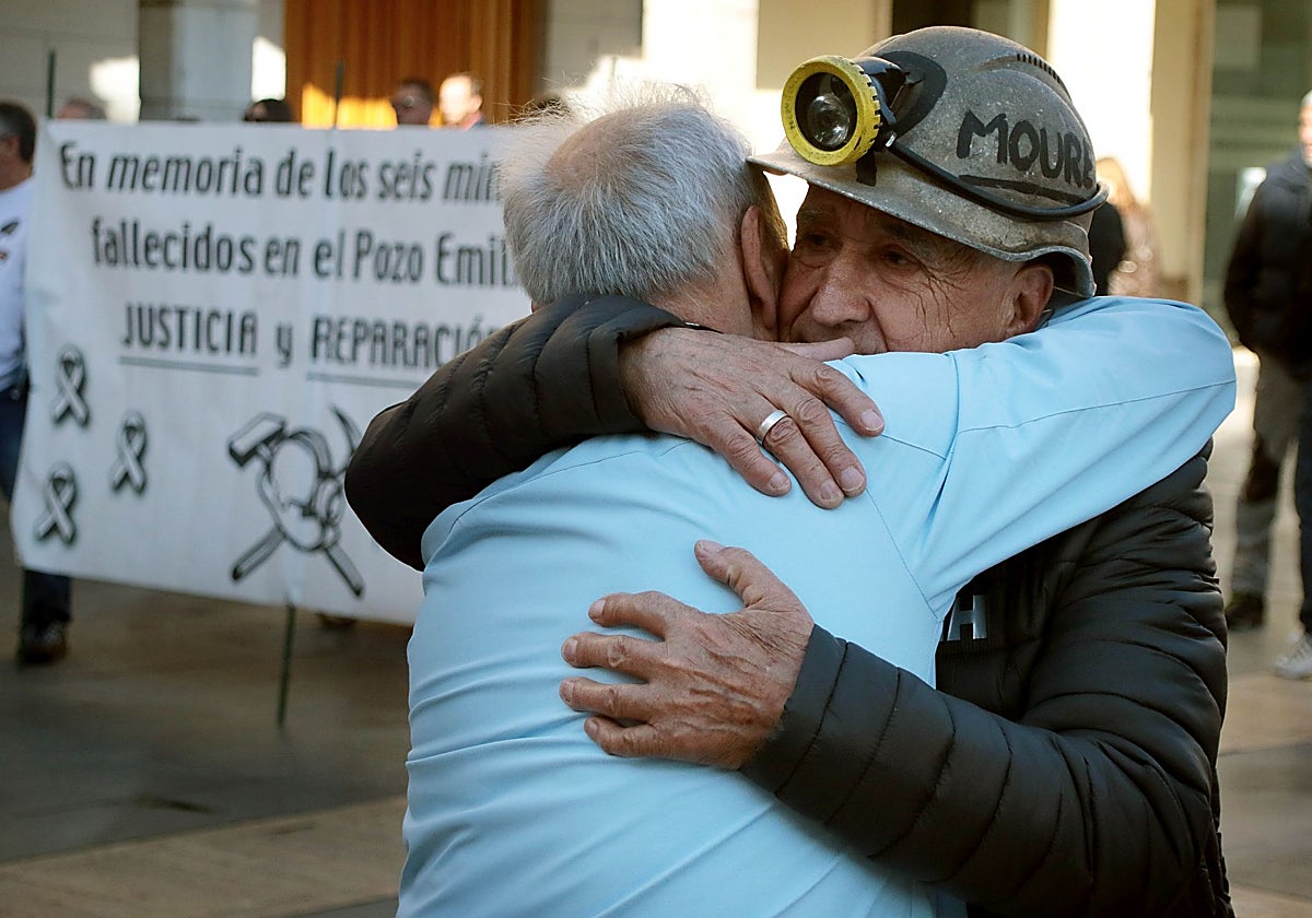 Familiares de los mineros fallecidos en la Hullera Vasco Leonesa, en una imagen de archivo