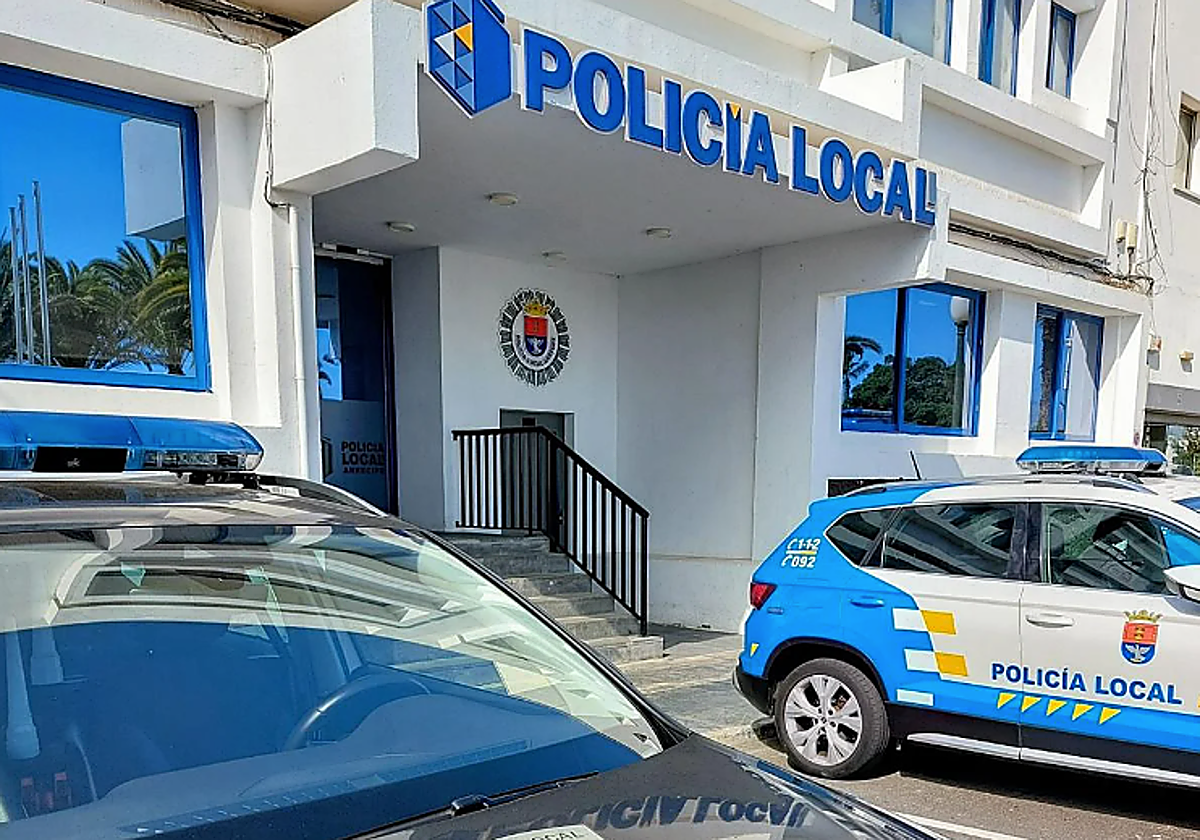 La Policía de Arrecife (Lanzarote) le salva la vida in extremis a un hombre durante el incendio en una vivienda