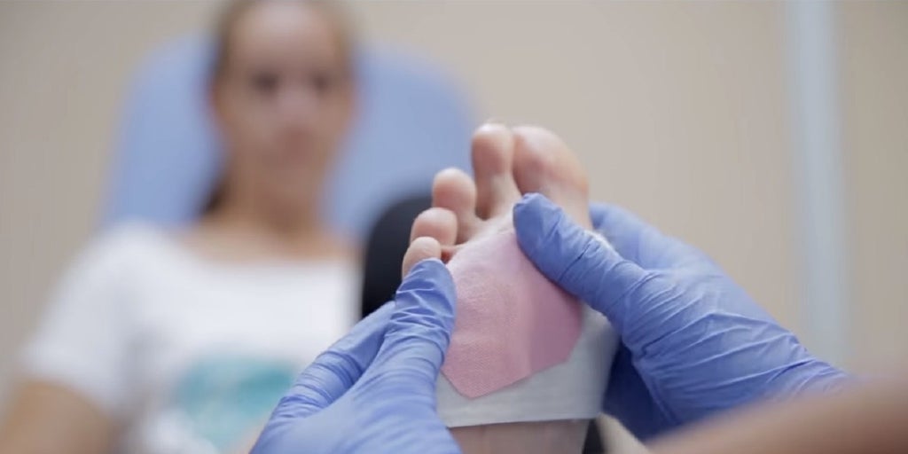 Jorge Escoto, podólogo: «Los zapatos transparentes y los de punta estrecha pueden ser muy dañinos para los pies»