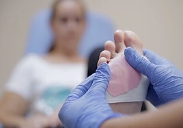 Jorge Escoto, podólogo: «Los zapatos transparentes y los de punta estrecha pueden ser muy dañinos para los pies»
