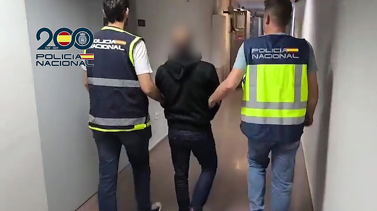 El fugitivo detenido en Castellón, custodiado por agentes de la Policía Nacional