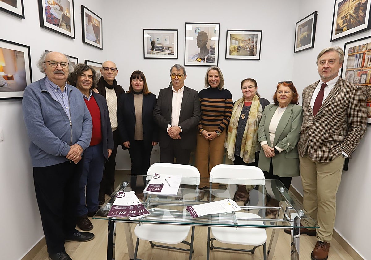 Participantes en el acto de inauguración de la nueva sede