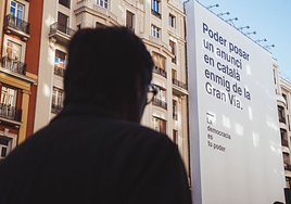 Lona en catalán en Madrid: el PP y la AEB recuerdan a Illa las multas por usar el español y la inmersión