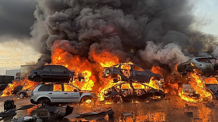 Un incendio calcina 120 vehículos en un desguace de San Martín de la Vega