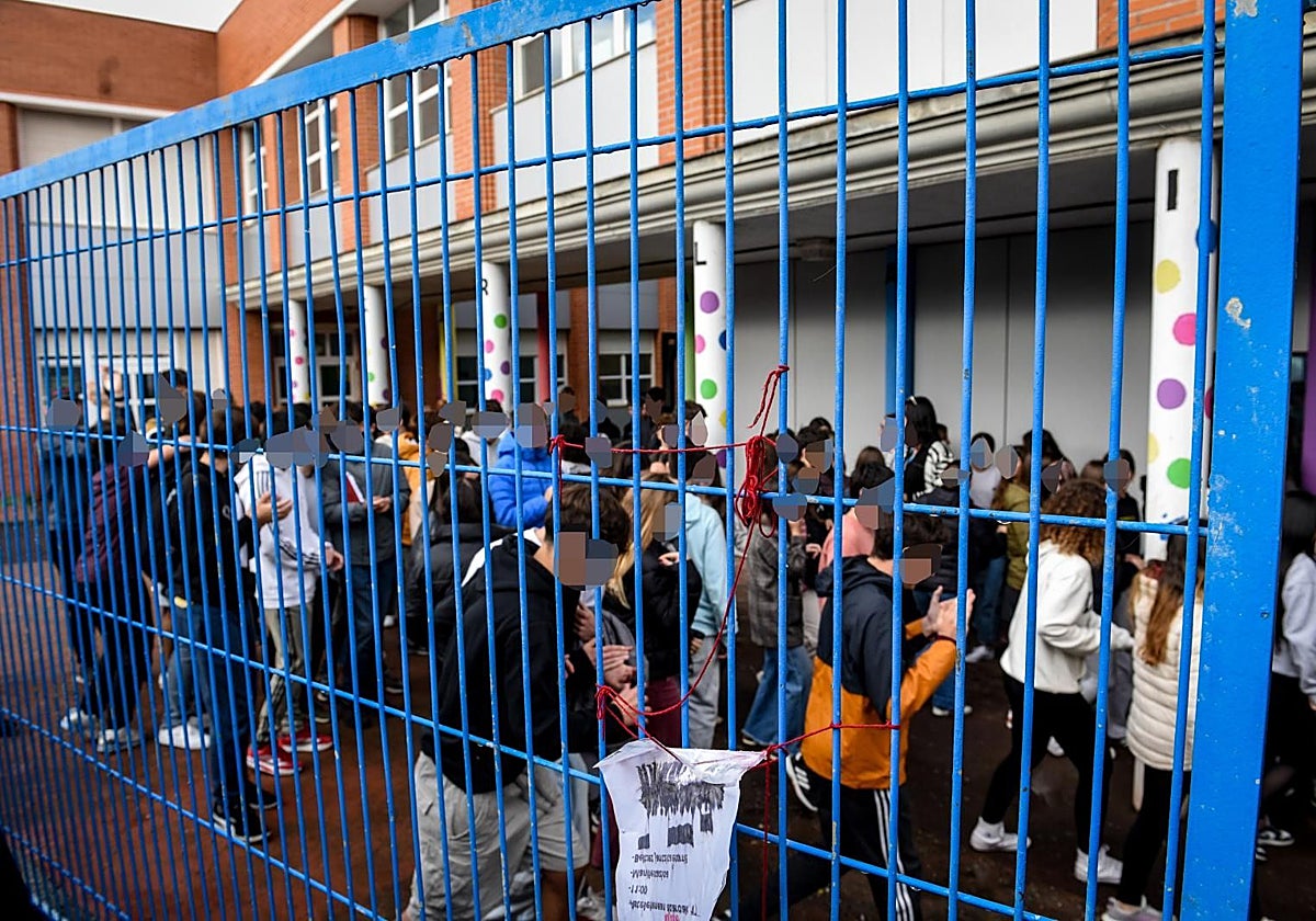 Un grupo de alumnos se concentraron en apoyo de la profesora en el instituto de Plentzia