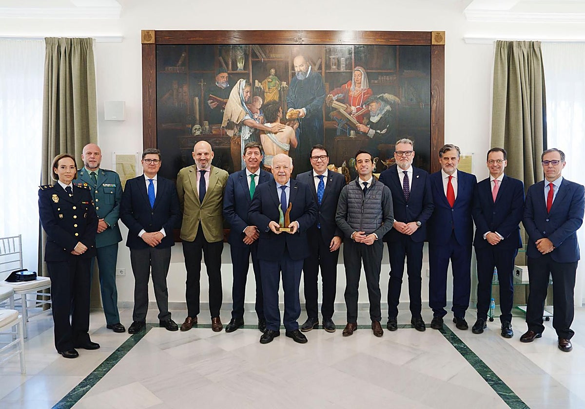 Jesús Aguirre destaca su «profundo espíritu colegial» al recibir el primer Premio Nexus del Colegio Oficial de Gestores Administrativos de Sevilla