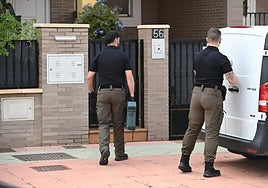 La UCO de la Guardia Civil durante uno de los registros