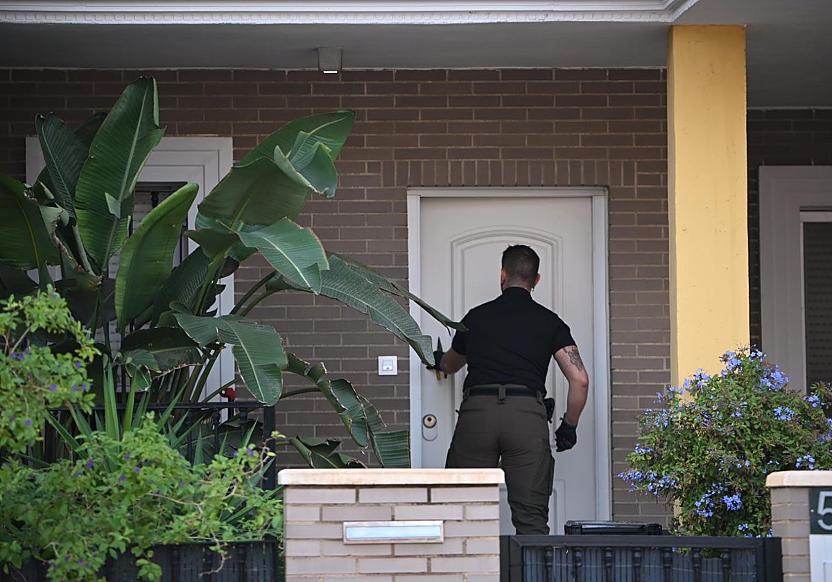 La UCO entrando a uno de los domicilios registrados