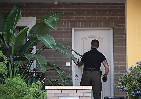 La UCO entrando a uno de los domicilios registrados