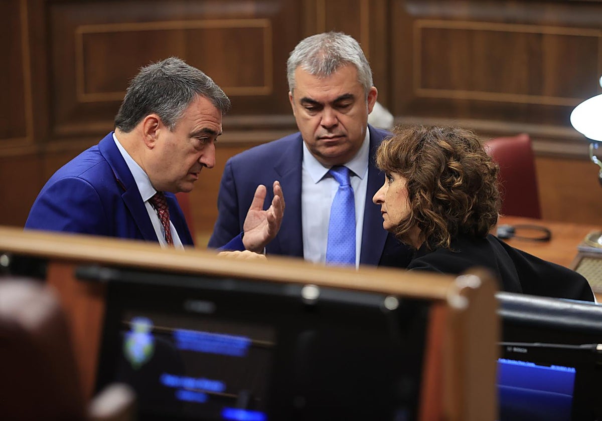 Aiitor Esteban discute hace un año con Santos Cerdán y María Jesús Montero, en el Congreso de los Diputados