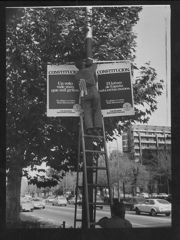 España celebró su referéndum constitucional el 6 de diciembre de 1978, que ratificó el texto que había sido aprobado previamente por las Cortes