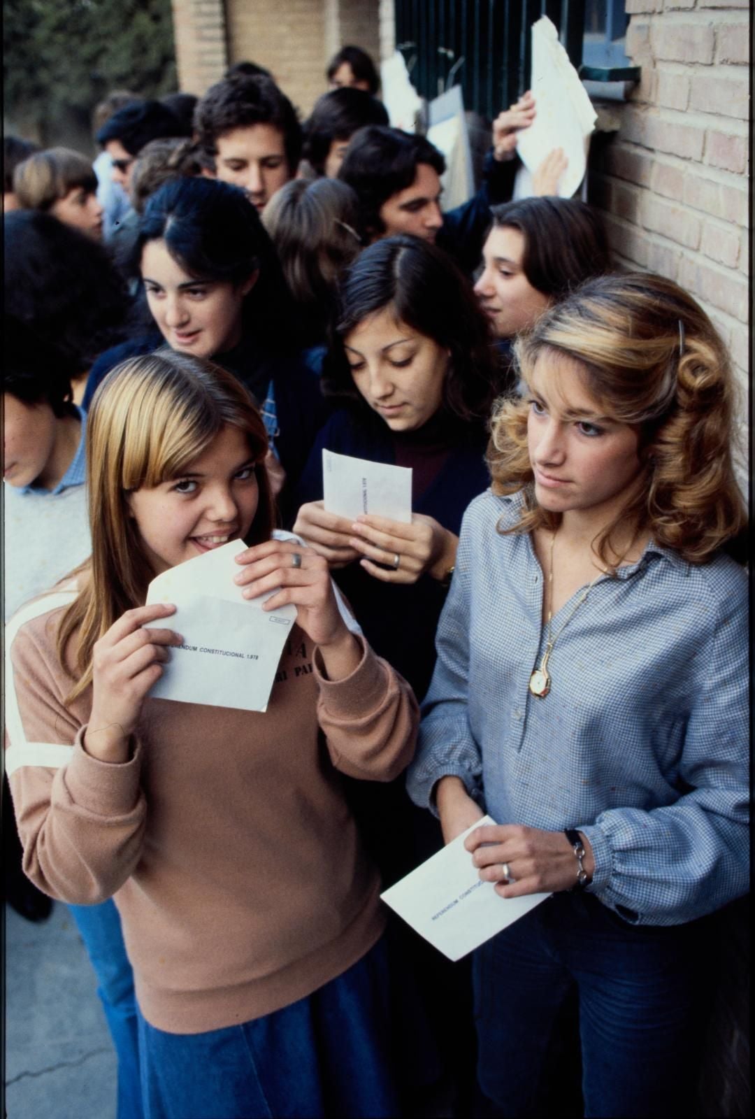 El país salió la calle para votar en el referéndum del 78. El «sí» ganó: casi 16 millones de españoles -de los 18 que acudieron a las urnas- abrazaron el texto constitucional