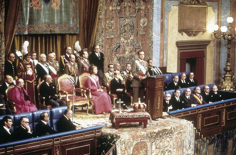 Don Juan Carlos fue proclamado el 22 de noviembre de 1975. Ese mismo día, se dirigió a las Cortes