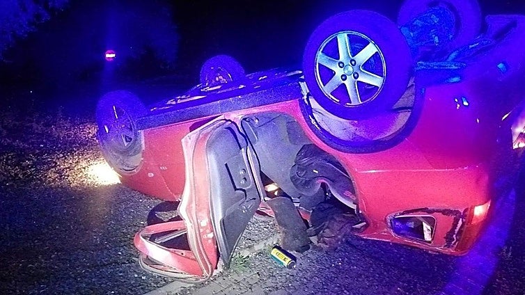 Detenido un conductor drogado tras saltarse un control policial y volcar en una rotonda en Reus (Tarragona)