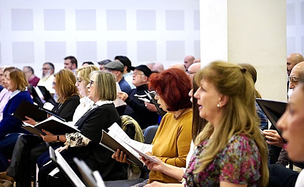 Miembros del coro, durante un ensayo